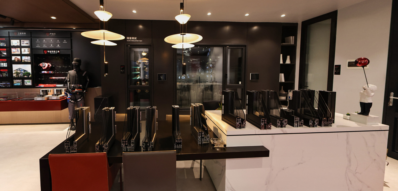 The aluminium profile defines the structure of a commercial door