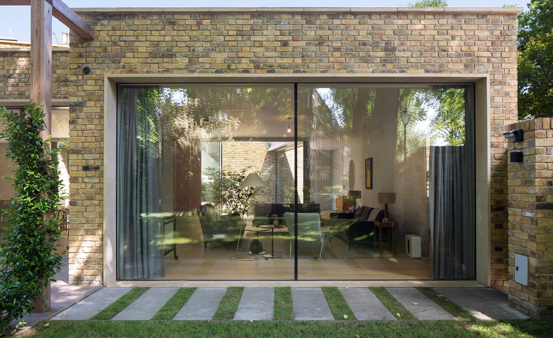 Guide to Choosing the Best Aluminum Door with Window for Your Home